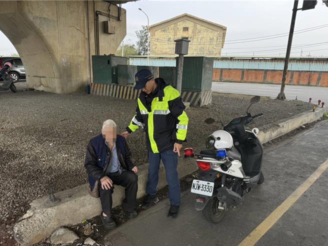 桃園大園警方19日協助呆坐台61高架橋下的老翁平安返家。（翻攝照片／蔡明亘桃園傳真）