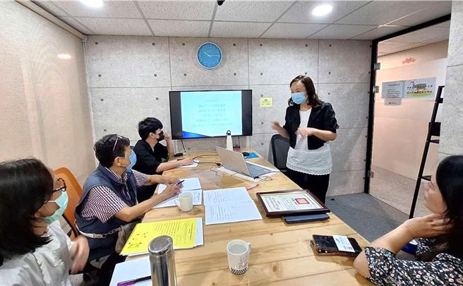 北分署辅导企业为即将届退员工安排专业讲师，讲授「职涯再造」课程。（北分署提供）