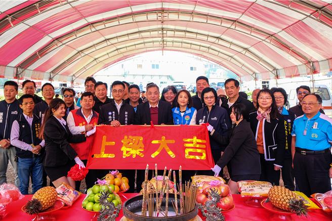 新竹縣立湖口高中遷校第1期工程進度46％，20日由縣副縣長陳見賢（中）等人進行上樑典禮。（羅浚濱攝）