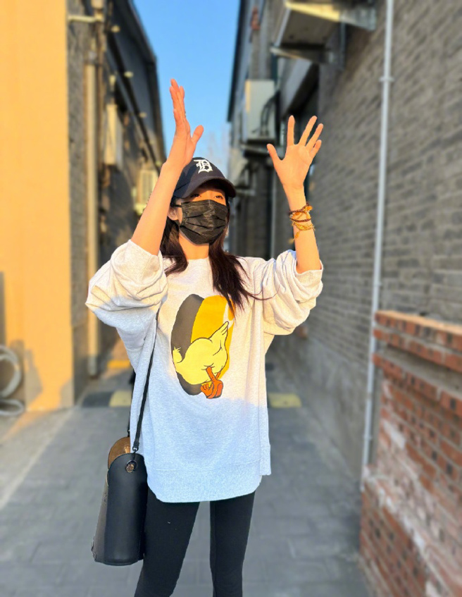 楊冪的小拇指意外登上熱搜。（圖／楊冪微博）