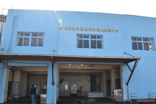 苗栗縣政府及立委陳超明爭取漁業署經費補助改建漁貨直銷中心。（謝明俊攝）