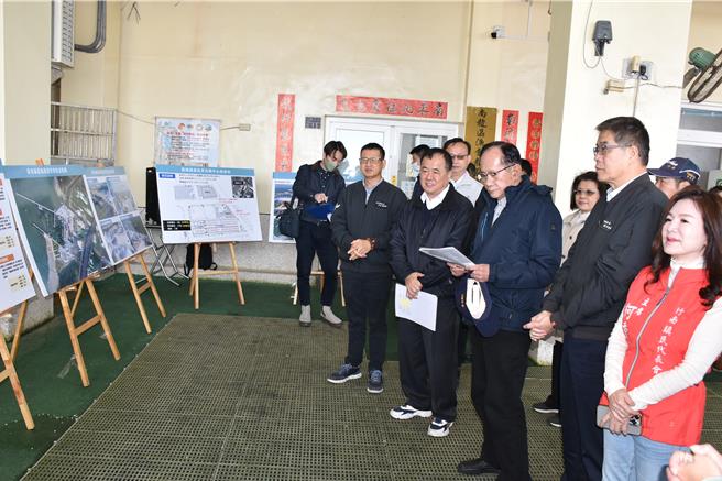 立委陳超明爭取漁業署經費補助改建漁貨直銷中心，20日邀請漁業署長張致盛等赴龍鳳漁港會勘。（謝明俊攝）