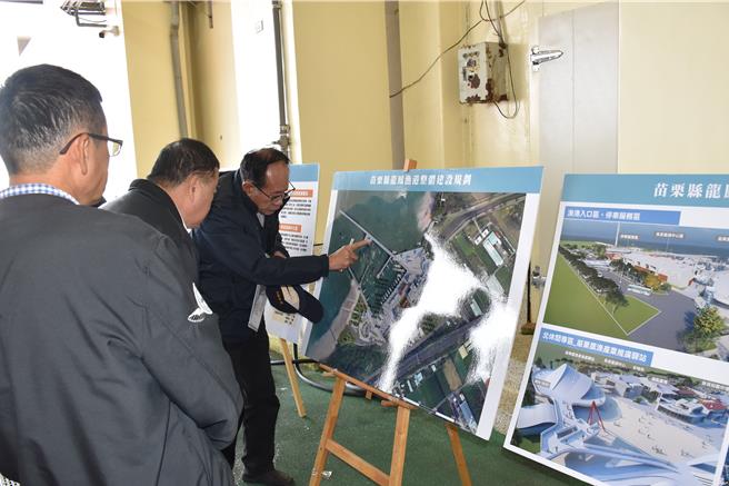 立委陳超明爭取漁業署經費補助改建漁貨直銷中心，20日邀請漁業署長張致盛等赴龍鳳漁港會勘。（謝明俊攝）