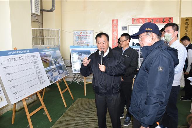 立委陳超明爭取漁業署經費補助改建漁貨直銷中心，20日邀請漁業署長張致盛等赴龍鳳漁港會勘，獲得張致盛同意。（謝明俊攝）