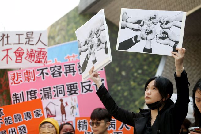社工工会20日号召超过3百人前往卫福部前抗议并提出5诉求。（杜宜谙摄）