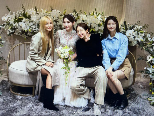 Hani以休閒穿搭喝喜酒，跟LE、正花呈现强烈对比。（图／Hani IG）