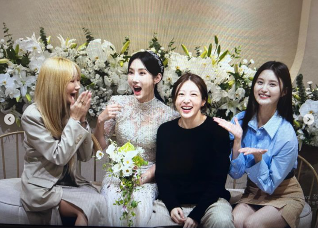 Hani以休閒穿搭喝喜酒，跟LE、正花呈现强烈对比。（图／Hani IG）