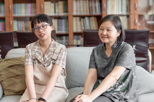 暨南大学社会政策与社会工作学系蔡佩真主任，先前指导大学部庄明蓉同学，以《社工师在司法精神鑑定中之角色与发展─以刑事案件为例》获得国科会颁发大专学生研究最高荣誉「创作奖 」。(照片/国立暨南国际大学提供)