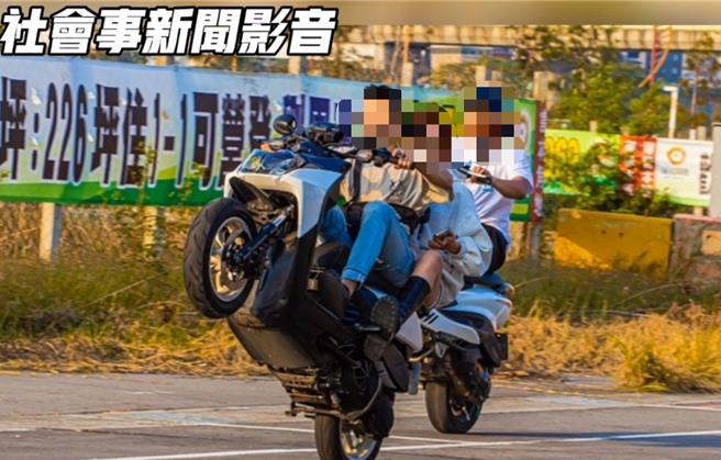 年轻民眾在重划区内未开放区域炫技翘孤轮。（翻摄自「社会事新闻影音」）