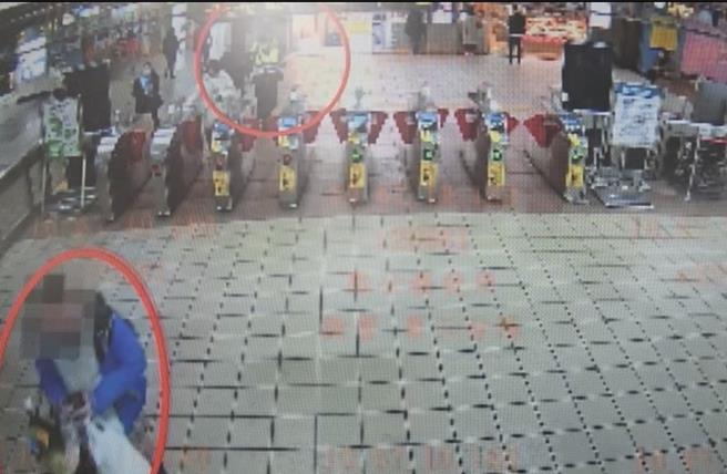 郭姓竊嫌遭店長發現蹤影通知員警到場。（翻攝畫面）