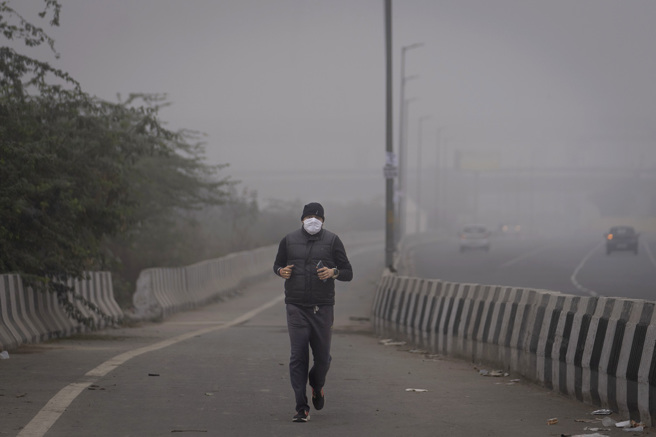 瑞士空气品质追踪业者IQAir公布2023「世界空气品质报告」，前100名空污最严重城市中，印度占83名。画面为2023年12月新德里早晨的画面。（资料照／美联社）