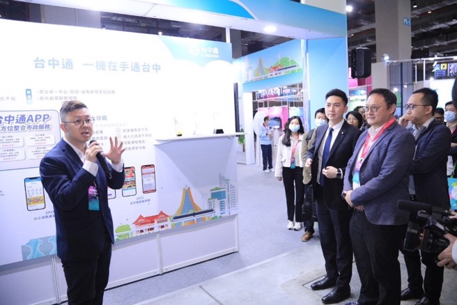 中市府數位局長林谷隆介紹台中通APP便民功能(圖/台中市政府提供)