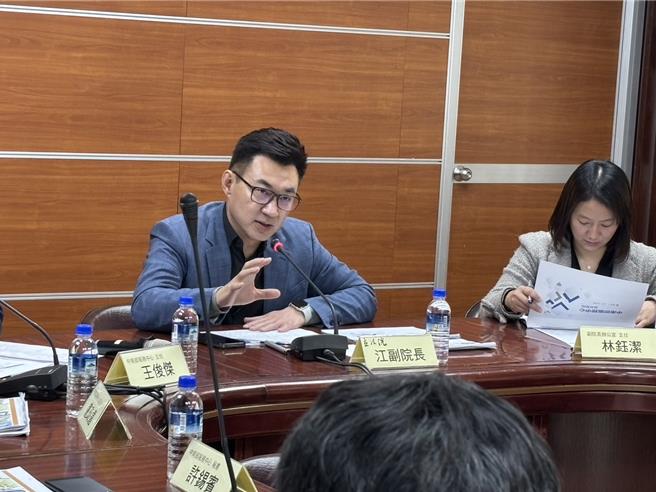 立法院副院長江啟臣20日視察位於台中霧峰的民主議政園區，聽取中南部服務中心與議政博物館2個單位的業務簡報。（馮惠宜攝）