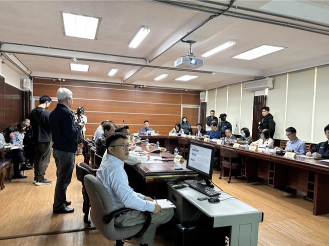 立法院副院長江啟臣20日視察位於台中霧峰的民主議政園區，聽取中南部服務中心與議政博物館2個單位的業務簡報。（馮惠宜攝）