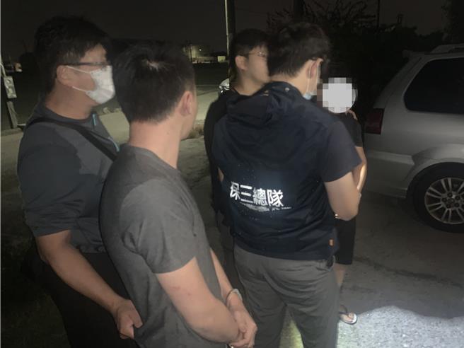 警方於去年10月30日鎖定該集團在雲林、彰化製毒工廠及毒品咖啡包分裝場，進一步逮捕官男等5名製毒集團成員。（保安警察第三總隊第一大隊提供／張妍溱台中傳真）