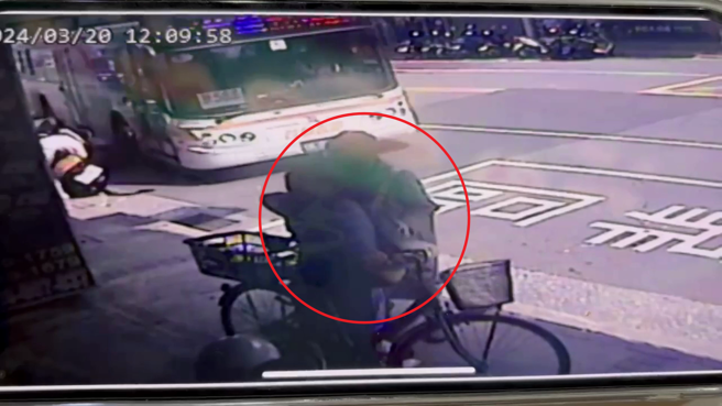 公車轉彎失控撞店家，2名無辜民眾挨撞受傷。 （翻攝畫面）