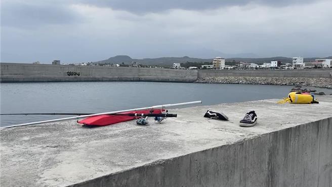 男釣客的物品遺留在現場。（蔡旻妤攝）