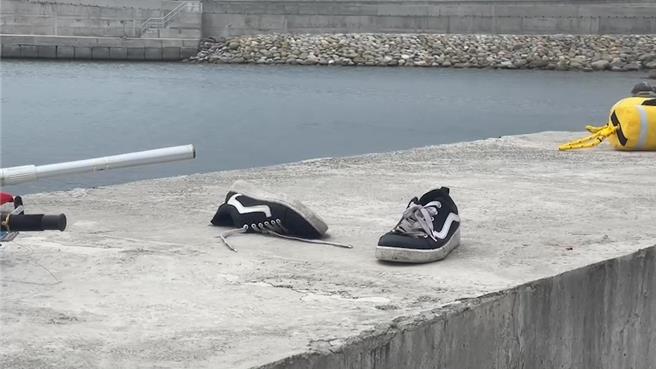 台東富岡漁港一名男釣客不慎落海，現場遺留他的物品。（蔡旻妤攝）