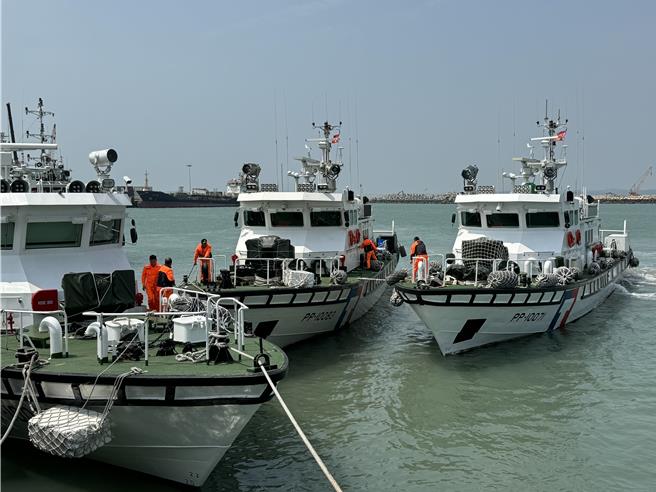 金门2钓客17日不顾大雾冒险出海钓鱼不慎迷航获大陆海警救援案，因其中1名胡姓男子疑似因具现役军人之敏感身分曝光，导致原本单纯的两岸海上救援送还人员作业变得不单纯。(于家麒摄)