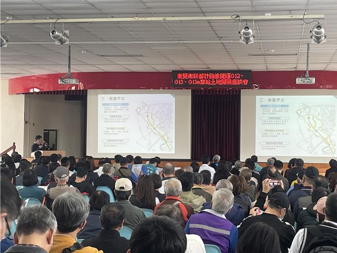 桃園市政府有意縮減捷運綠線G12、G13、G13a周邊土地開發面積，惹遭踢除開發區的地主不滿。（姜霏攝）