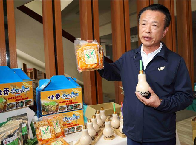 嘉義縣長翁章梁在記者會上行銷大埔在地特產。（呂妍庭攝）
