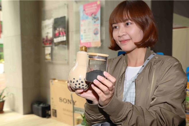「點亮蒔光」宣傳記者會20日在嘉義縣政府舉辦，加入竹炭的珍奶秒殺索取一空。（呂妍庭攝）