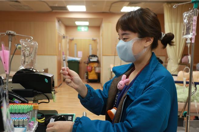 台中慈濟醫院去年推動全國首創的「護理人員準時下班」與「病房中繼站」專案，減輕病房護理人員工作負擔，讓護理人員準時下班。（台中慈濟醫院提供／張妍溱台中傳真）