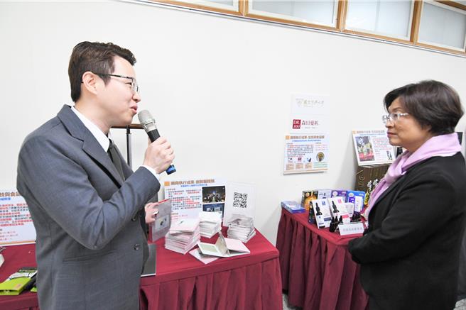 彰化县政府20日宣布「地方产业创新研发推动计画（地方型SBIR）」今年收件日期为4月1日至4月30日，彰化县长王惠美（右）了解参与厂商研发的产品。（彰化县政府提供／孙英哲彰化传真）