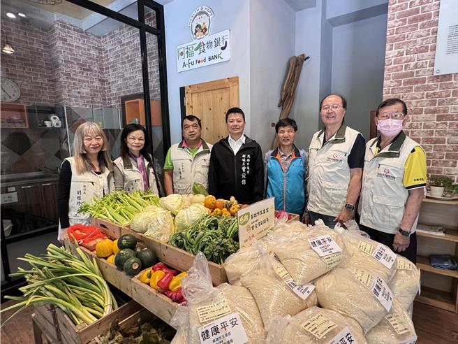 高市副议长曾俊杰今（20）日携手玉皇宫捐赠「天公生」白米供品给阿福食物银行、原乡弱势及学校棒球队，逾1.6公吨。（高市议会提供）