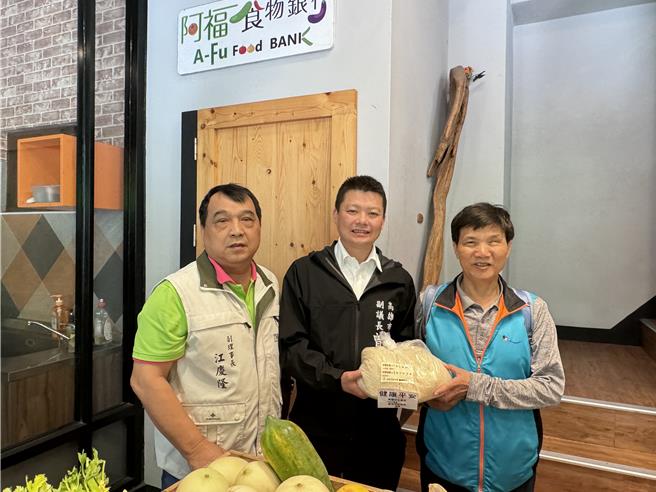 高市副议长曾俊杰今（20）日携手玉皇宫捐赠「天公生」白米供品给阿福食物银行、原乡弱势及学校棒球队，逾1.6公吨。（高市议会提供）