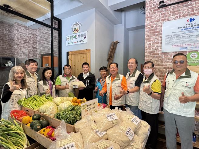 高市副议长曾俊杰今（20）日携手玉皇宫捐赠「天公生」白米供品给阿福食物银行、原乡弱势及学校棒球队，逾1.6公吨。（高市议会提供）