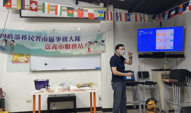 讲师何炳贤介绍港元的面额及别称。(戴志扬翻摄)