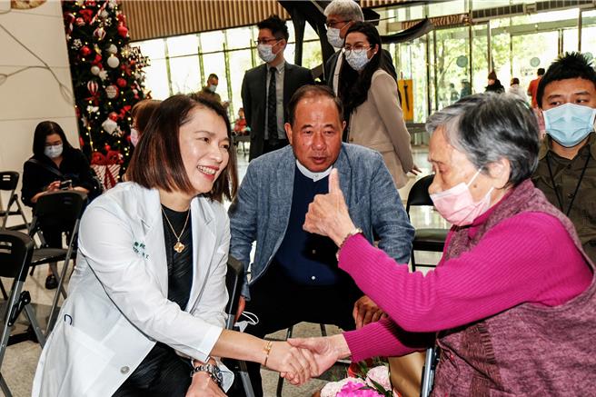 中医大新竹附医外科部长沈名吟（左）获认证达文西机器手臂手术观摩中心女医师，96岁96岁的许廖阿嬷竖起大姆指道贺说「真的很感谢妳，救我一命！」（罗浚滨摄）