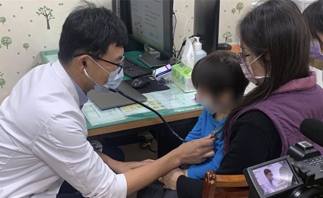 衛福部台中醫院小兒科主任李德敏提醒，咳嗽超過2周以上，應盡速就醫檢查是否感染百日咳，避免嬰幼兒感染可能併發肺炎、腦病變等嚴重併發症。（馮惠宜攝）