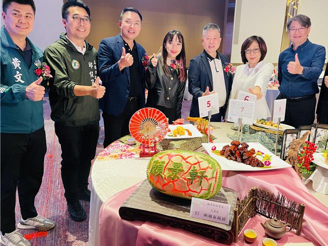 「高雄市第4屆議長盃料理職人廚藝爭鋒賽」19日登場，吸引130多隊餐飲業和各級餐飲學校派代表參加，民代也一同響應。（柯宗緯翻攝）