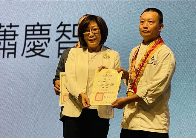 高市議長康裕成（左）頒獎給得獎者。（柯宗緯翻攝）