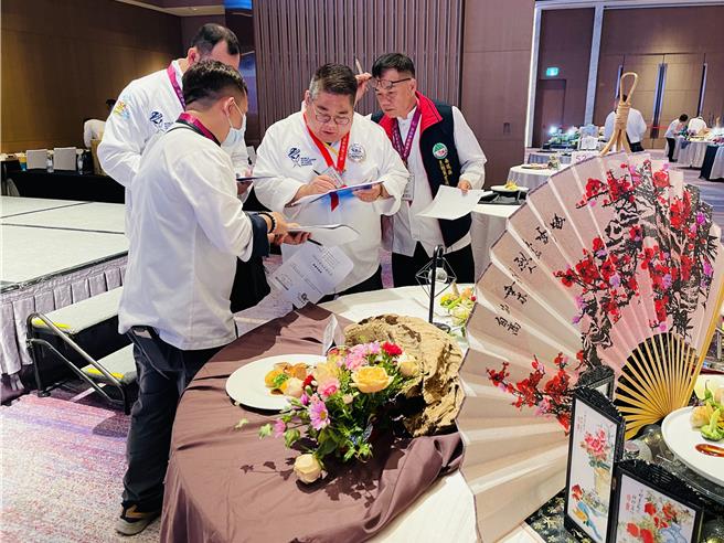 這場廚藝賽由高雄市烹飪商業同業公會暨台灣餐飲產業工會首度攜手合作整合在地美食餐廳業者舉辦，並邀請大專院校學生參賽。（柯宗緯翻攝）