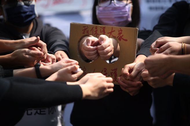 社工工会20日号召超过3百人前往卫福部前抗议并提出5诉求。（杜宜谙摄）