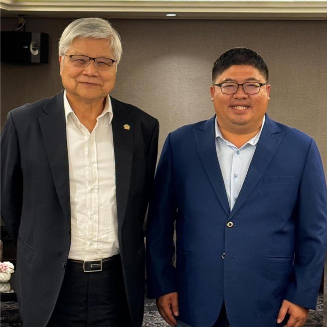 立委蔡易余（右）在台积电确定在嘉科盖封装厂后，开心分享他之前拜访台积电总裁魏哲家的合照。（蔡易余提供∕吕妍庭嘉义传真）