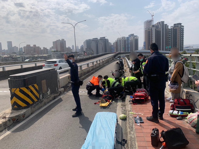 婦人在機車道自摔，當場失去生命跡象，救護人員到達急救後送醫。（翻攝畫面）