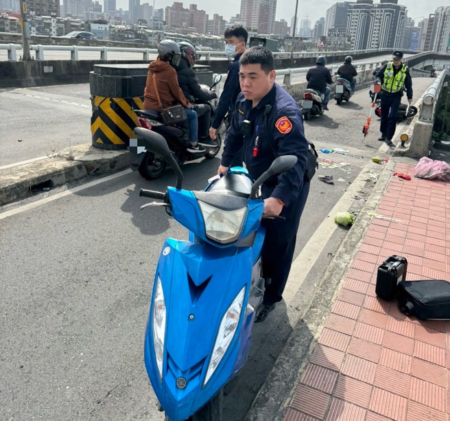 警方到場協助排除車禍現場。（翻攝畫面）