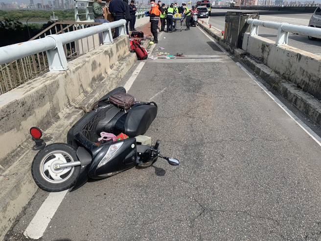 婦人的機車在地面刮出一道常常的刮痕。（翻攝畫面）