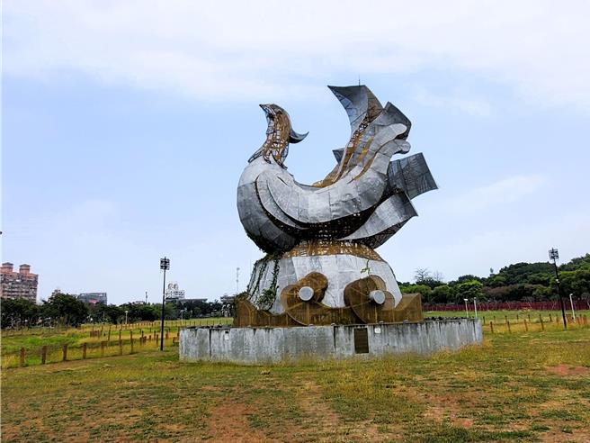 云林县府承办2017年台湾灯会的主灯「凤凰来仪」，目前位于斗六市人文公园作为装置艺术，下月功成身退将开拆。（周丽兰摄）