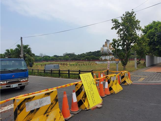斗六市人文公园正进行区段徵收作业，凤凰来仪（图右上）将拆除。（周丽兰摄）