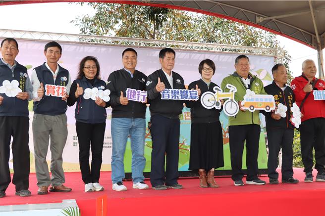 苗栗副縣長鄧桂菊等人為活動揭開序幕。（苗栗縣政府提供／李京昇苗栗傳真）