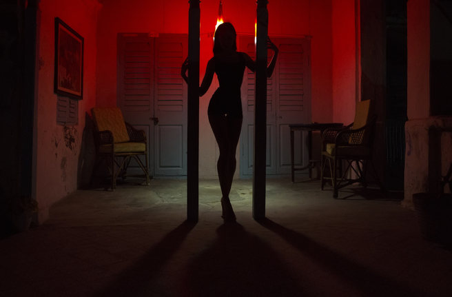 国外一名人妻近日发现，丈夫偷与AI女友聊色情话题，还砸约新台币31万帮忙买礼物。(示意图:shutterstock/达志)