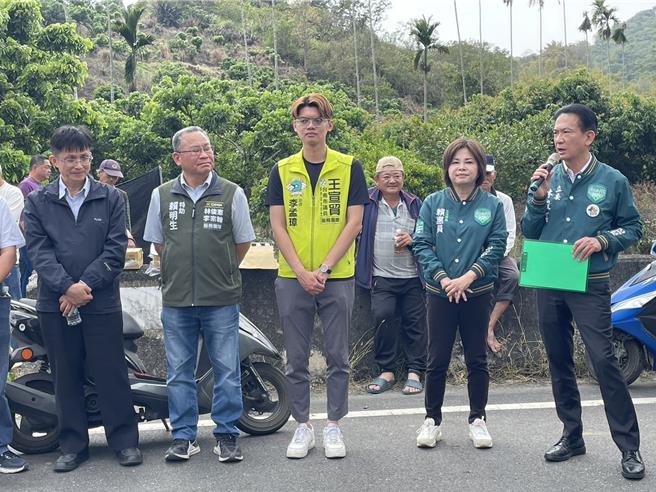 台南市东山区龙眼、荔枝不开花，立委赖惠员（右二）与林俊宪（右一）20日邀集相关农政单位到东山区会勘。（赖惠员服务处提供／张毓翎台南传真）