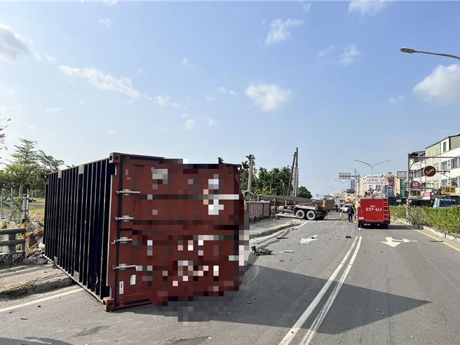 新埤鄉台一線重大車禍，一人無生命跡象送醫。(屏縣消防局提供)