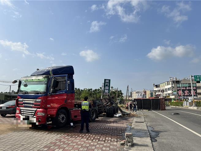 新埤鄉台一線重大車禍，一人無生命跡象送醫。(屏縣消防局提供)