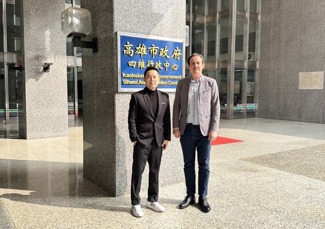 旺寶行銷董事長吳同喬（左）、鄭志龍（右）到高雄市政府拜會，今年9月FIBA三對三挑戰賽將設有高雄站。（旺寶整合行銷提供）